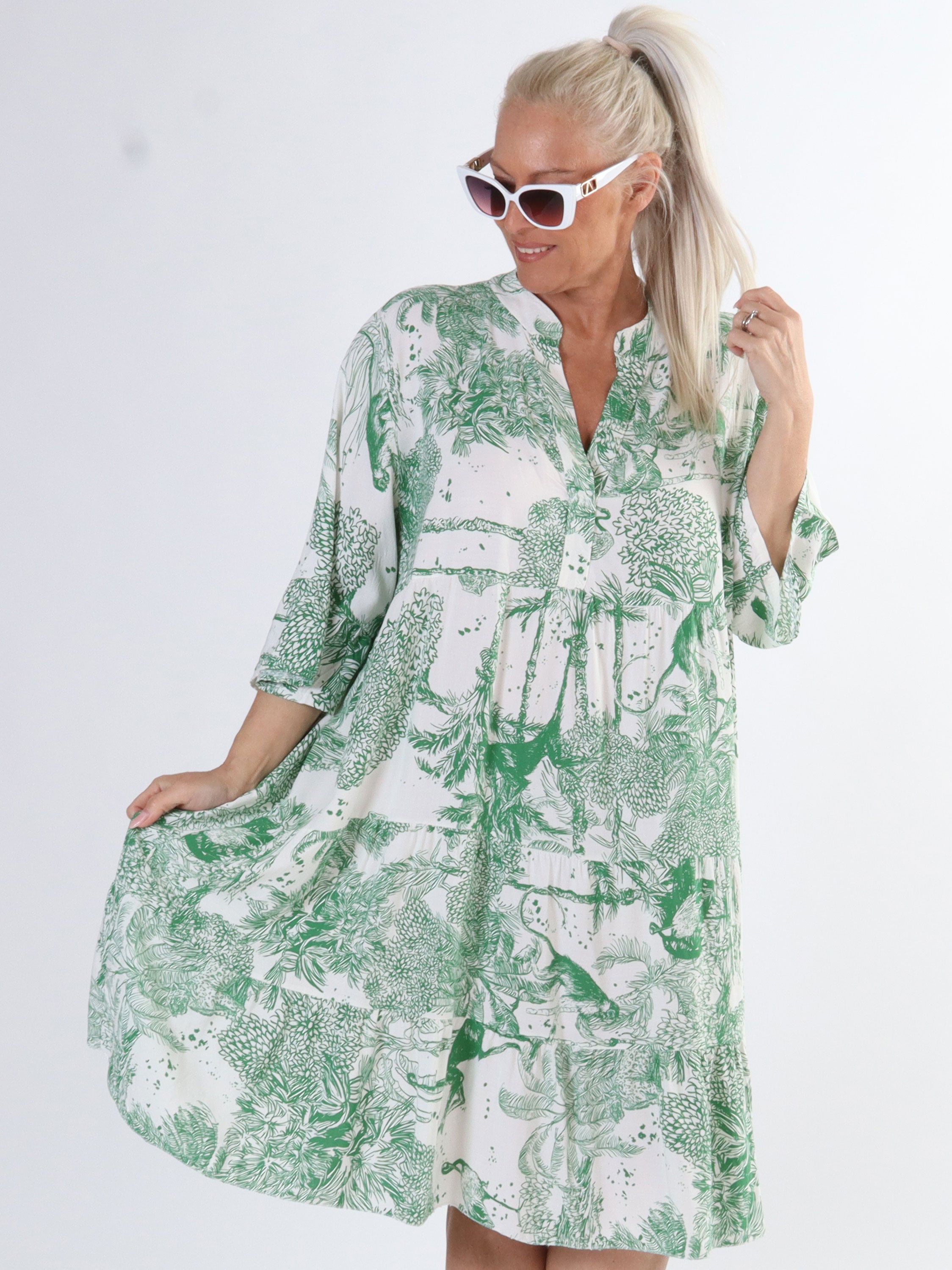 Abbie - Söt klänning i plus size med djungelmotiv